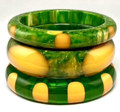SZ68 Shultz green and yellow bakelite bangles